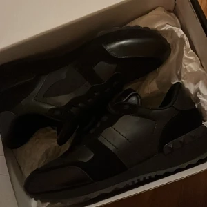 Valentino rockrunners  - Hej! Säljer dessa feta valentino rockrunners som är i jätte fint skick. Köpt från trendsellers för 3400kr, säljs då jag vill köpa andra trainers. Priset är ej hugget i sten. Tveka inte på att höra av er! 