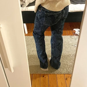 Mönstrade jeans från Weekday - Säljer ett par snygga blå jeans från Weekday med ett coolt mönster. Storlek 25 💙250kr plus frakt!! 