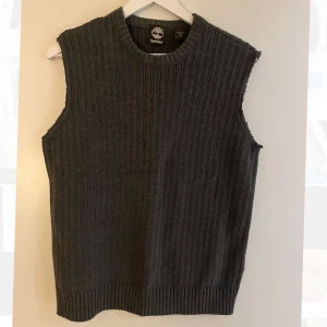 Väst timberland  - Tröja som gjorts om till väst