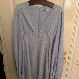 Ljusblå klänning från ADOORE - Säljer en superfin ljusblå klänning från ADOORE i storlek 38. Dragkedja i ryggen för enkel påklädning. Passar både till vardag och fest! Använd 1 kväll, så som nyskick!