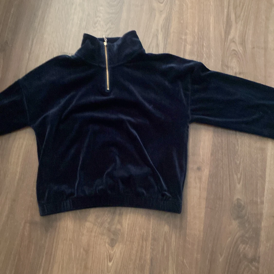 Mörkblå velourtröja från Lindex