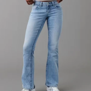 Y2k low waist bootcut jeans - Säljer mina y2k jeans från gina som har snygga fickor. Säljer för 300 och nypris är 500. De är i nyskick då jag inte använt de mycket.