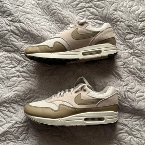 Nike Air Max 1 i beige och vit - Använt dessa air max 2ggr totalt. Dom passa inte som jag tänkte 