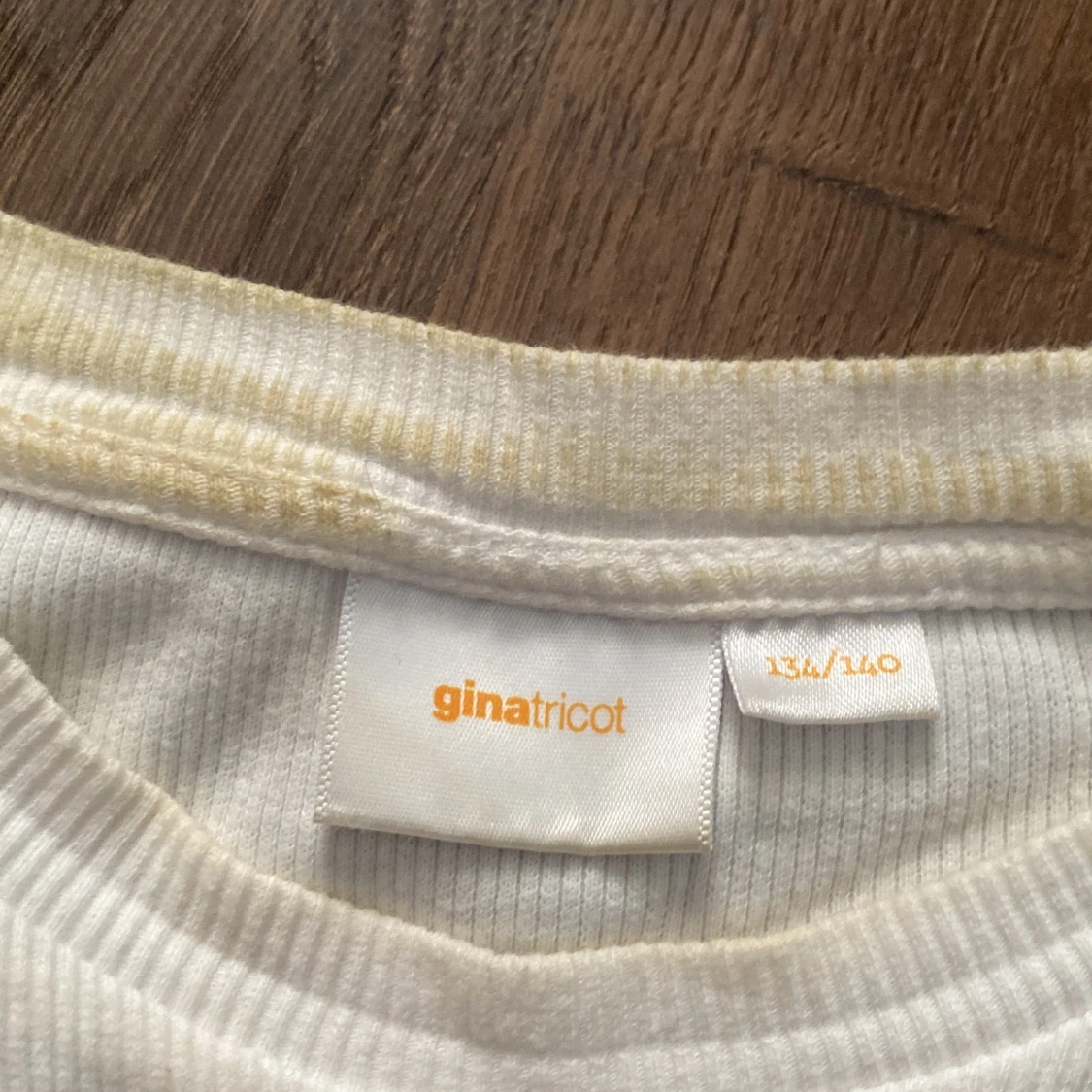 Vit topp med volangärmar från Gina Tricot - 91