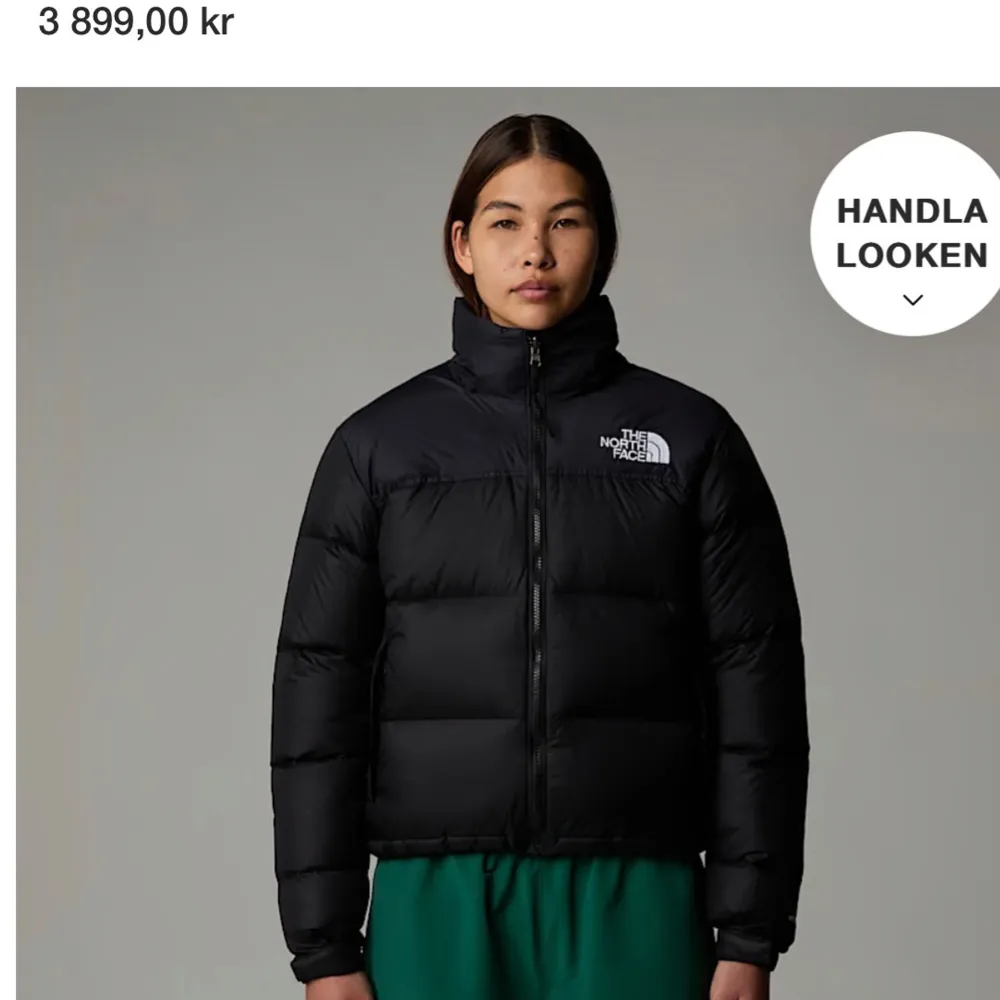 Säljer en snygg och varm vinterjacka från The North Face. Modellen heter ”1996 Retro Nuptse Jacket W”. Den är använd varsamt och har ett super skick. Inga som helst skador eller tecken på användning. I kragen finns även en gömd luva som man kan vika upp om man skulle vilja det. . Jackor.