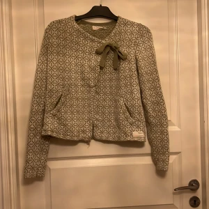 Grön/vit kofta!💘 - Använd kofta ! Den är i xs/s den är i jätte bra skick och ser nästan bra ut med allt ❤️