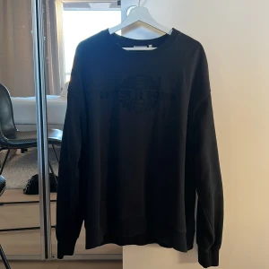 Svart sweatshirt från Ralph Lauren - Säljer en stilren svart sweatshirt från bettet bodies. Den har en diskret broderad logga på bröstet och är perfekt för både vardag och gym Tröjan är i mycket bra skick och har långa ärmar med ribbade muddar. Passar perfekt till höst och vinter!