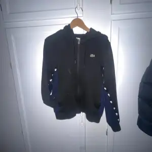 Hej jag säljer en helt ny lacoste zip up hoodie äkta såklart fick den i 18års present men gillar den inte så mycket så ja kan sälja den till riktigt bra pris för den är äkta storleken är S. PRIS KAN DISKUTERAS