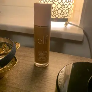 Säljer en e.l.f. Halo Glow Liquid Filter i nyansen Medium/Tan. Den är helt ny och bara testad men fel färg för mig!