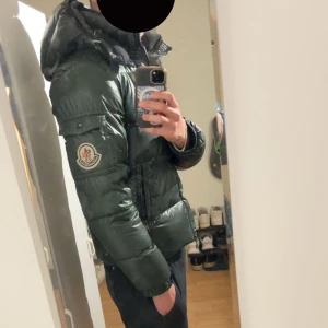 Moncler Himalaya - Säljer nu min moncler himalaya jacka. Riktigt varm o go o snygg färg. Jackan är inte ny därav lite små slitage men riktigt fin för sin ålder och ovanlig. Storleken är 1 dvs S men är större i storleken, sitter fint på mig som är ca 187 kvitto finns 