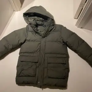 Säljer denna gröna dunjackan från uniqlo i mycket bra skick. Nypris 1000kr. Den är så snygg och jättevarm. Passar perfekt för höst och vinter! Storlek 13 år, sitter som XS