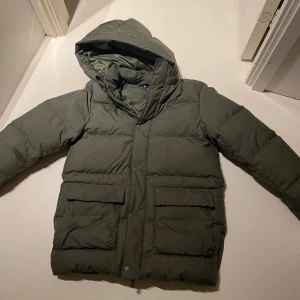 Dunjacka - Säljer denna gröna dunjackan från uniqlo i mycket bra skick. Nypris 1000kr. Den är så snygg och jättevarm. Passar perfekt för höst och vinter! Storlek 13 år, sitter som XS