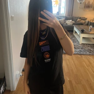 Oversized Adidas t shirt  - Overaized och cool Adidas tshirt med tryck både fram-och baktill. Den är i barnstorlek men passar mig som brukar ha XS🖤