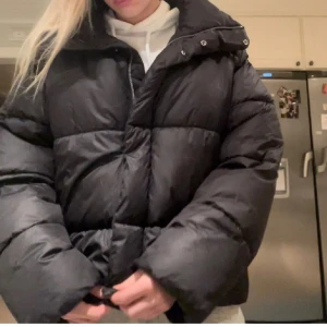 Svart pufferjacka - Säljer en svart pufferjacka från hm, använd en säsong.