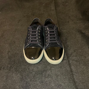 Lanvin cap toe, navy - Säljer dessa lanvins som är i fint skick, det är smått använda. Skick 9/10. Navy Blue, storlek 42 passar 43. 