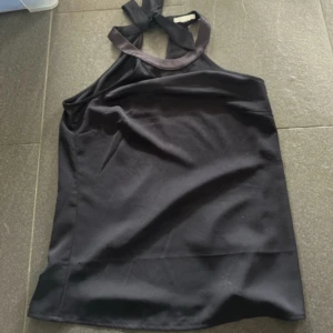 Svart halterneck linne - Halterneck linne från H&M i storlek S. Superfin topp men säljer då den inte används💓