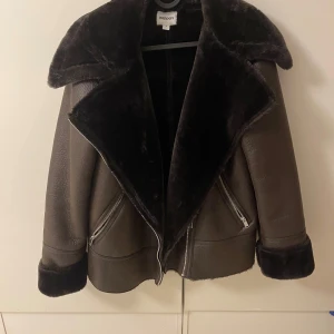 Brun skinn jacka  - Jätte fin tjock jacka men som tyvärr inte kommer till användning, använd ändast 1 gång köpt för 1300kr 