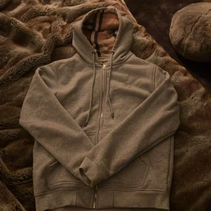 Burberry hoodie - Säljer nu denna hoodie pågrund av att jag aldrig använder den, använt någon gång för ett bra tag sen. Men märks inte att den är använd!