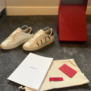 Valentino Garavani sneakers med VLTN-logga - Säljer ett par riktigt schyssta Valentino garvani skor i strlk 38. Skick 8/10 varsamt använda, kvitto box och dustbag följer med vid köp:), för fler frågor eller funderingar är det bara att höra av sig mvh Jonte 