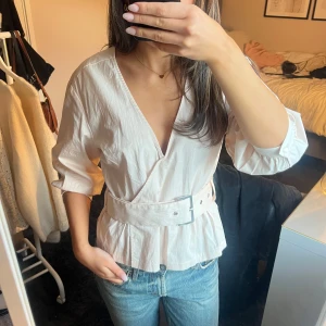 Omlottblus  - Supersöt omlottblus som är helt oanvänd!!