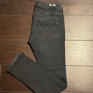 Dondup jeans  - Tja säljer nu dessa tvär snygga Dondup jeansen i modellen George och som är i storlek 33 som motsvarar ungefär 30/32. Skick: 8/10. Köpta på Dondups hemsida för cirka 3 månader sen. 