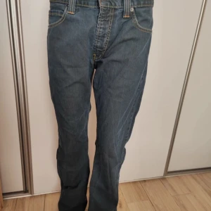 Levi's Levis 506 jeans i blå denim - Säljer ett par klassiska Levi's 506 jeans i blå denim. Inga skador. Vanliga denim fades. Från runt 2000-talet. Ovanligare modell