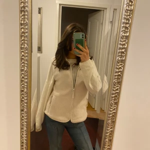 Blå bootcut jeans - Säljer ett par snygga blå bootcut jeans i bra skick. De har en lågmidjad passform och är perfekta för både vardag och fest. Jeansen har klassiska fickor och en bekväm passform som ger en avslappnad stil. Perfekta för höst och vår!