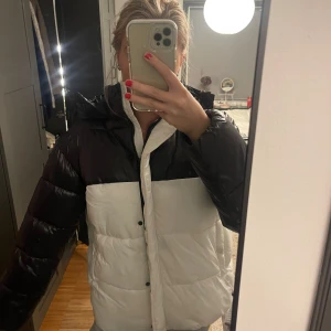 Svart och vit pufferjacka - Säljer min jätte snygga dunjacka, den är i jätte bra skick och perfekt nu till vintern! Älskar passformen🩷utsrunhligen från NA-KD🌟❄️