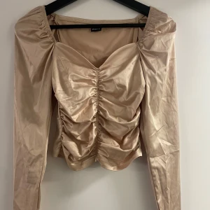 Beige satinblus  - Säljer en beige blus 