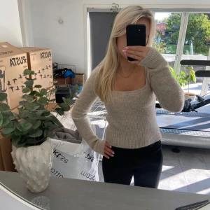 Stickad tröja  - Jättefin tröja som inte kommer till användning. Som ny!!