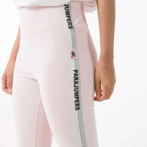 Rosa leggings från Parajumpers  - Parajumpers Jewel Pants - Helt nya med prislapp (storlek S)  Säljer ett par helt nya Parajumpers Jewel Pants i färgen “Soap Pink”. Byxorna är helt oanvända, med prislappen fortfarande kvar. Nypris är 2500 kr, och jag köpte dem för 1849 kr.  Storlek: S Skick: Helt nya, aldrig testade eller använda.  