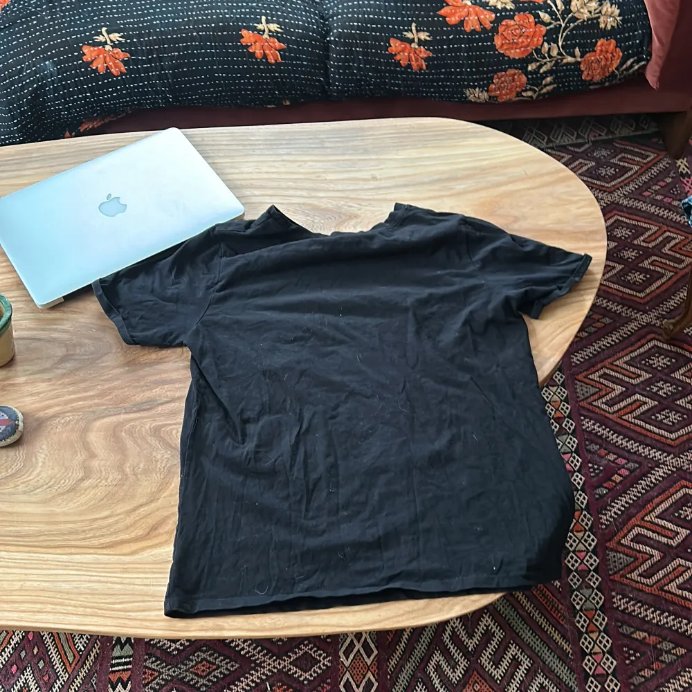 Säljer en svart t-shirt från Amisu i storlek M. Den har ett coolt tryck på framsidan med en tecknad ansikte i popkonststil. Perfekt för en avslappnad look eller en utekväll. T-shirten är i bra skick och gjord av mjukt material.. T-shirts.