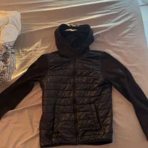 Svart jacka från Peak Performance - Skön cardigan från peak performance super skick 🤙🏻