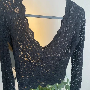 Svart spetsblus från Zara - Säljer en elegant svart spetsblus från Zara i storlek S. Perfekt för festliga tillfällen eller en utekväll. Den är i mycket bra skick och redo för en ny ägare! ❤️Obs! På grund av det mjuka materialet och djupa v-ringningen kan toppen ger ett off-shoulder look, men det gå att fixa  så att den sitter som vilja🩷
