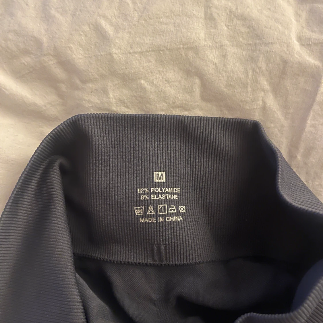 Mörkgråa shorts med scrunch - 91