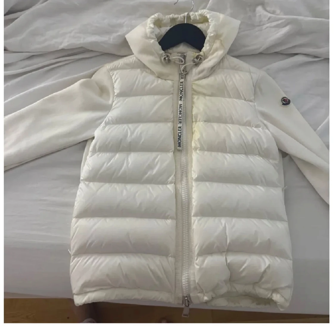 Vit dunjacka från Moncler