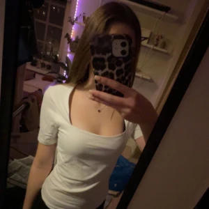 Vit uringad topp - Jätte fin och skön uringad topp i skönt material. Den är helt oanvänd då jag inte fått någon användning av den💘