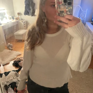 Vit stickad tröja med öppen rygg - Säljer en superfin vit stickad tröja med öppen rygg. Den har långa ärmar och en snygg omlottdetalj bak. Perfekt för både vardag och fest! 🤍