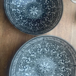 2 st fat från Nybridge Piastralle svart - 2 st fat från Nybridge Piastralle svart 1 x 40 cm i diameter 1 x 30 cm i diameter  Säljs ihop för 400 kr