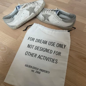 Golden goose - Säljer nu dessa sjukt feta golden goose enligt många de fetaste skorna som finns. De är storlek 44 men passar såklart lite mindre också. De är i fint skick skriv gärna vid frågor mvh Gustaf (det är självklart äkta)