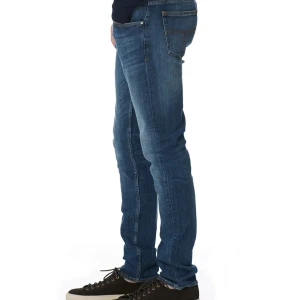 Blå jeans från Tiger of Sweden - Säljer min killes klassiska Tiger of Sweden jeans i blå denim. Modellen heter Leon (herr) och nypris är ca 1500. De har en snygg straight fit och är i bra skick. W32L34.