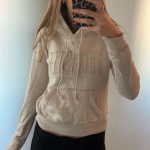 Hollister myshoodie - Säljer denna otroligt söta hollister hoodie som har jätte mjuk o skön päls i luvan, så skön att ha på vintern💘 Den har en svart prick på ärmen (se sista bild) Storlek: XS🥰
