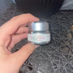 NG nagelprodukter - Säljer ett set med NG nagelprodukter. Inkluderar Builder Cover Camouflage gel, Low Heat LED/UV Builder Gel Clear, Cuticle Oil med doft av yummy peach och Clean Off Solution. Perfekt för nagelvård och manikyr hemma. Alla produkter är i praktiska förpackningar och enkla att använda. 