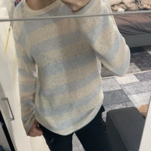 Randig stickad tröja - Mysig randig tröja. Köpte från Zara, använd 3-4 gånger.