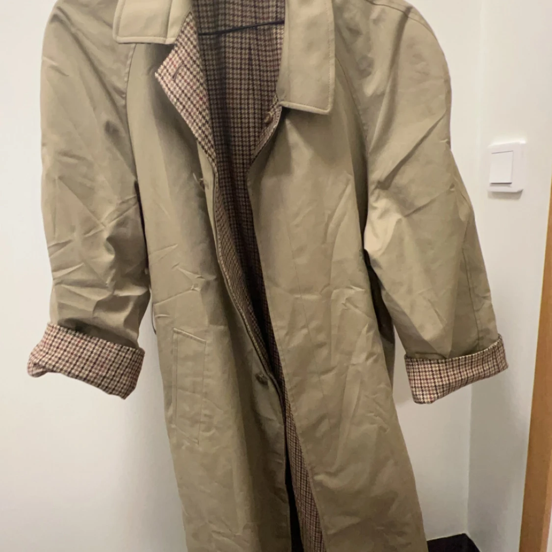 Beige trenchcoat med rutigt foder - 90