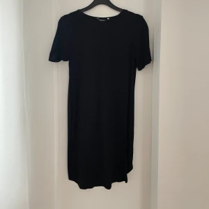 Svart klänning från Only Trend - Säljer en stilren svart klänning från Only Trend i storlek XS. Klänningen har en enkel design med korta ärmar och är perfekt för både vardag och fest. Tillverkad i Turkiet, vilket garanterar bra kvalitet. Passar utmärkt till alla säsonger och kan enkelt matchas med olika accessoarer.
