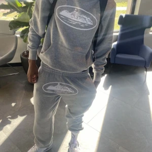 Corteiz set - Säljer mitt cortiez set då jag har ett liknande. Väldigt bra skick och passar mig som brukar ha xs. Super sköna. Nya kostar ungefär 3000kr säljer mina för 1099kr. Skriv för fler bilder. Pris kan diskuteras:)