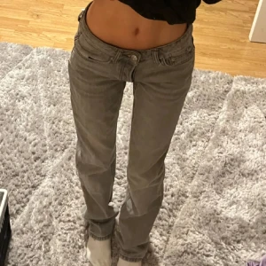 Grå jeans i bra skick  - Säljer ett par grå jeans i bra skick. De har en klassisk femficksdesign och är perfekta för vardagsbruk. Passformen är normal och de är tillverkade i ett slitstarkt denimtyg. Perfekta för både höst och vår!