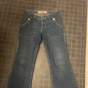 Blå jeans från Crocker - Säljer ett par snygga blå jeans från Crocker i storlek M. De har en klassisk design med fem fickor och en bekväm passform. Perfekta för vardagsbruk och kan enkelt matchas med olika outfits. Hör av dig vid frågor eller fler bilder! Byxorna är 38cm rakt över i midjan och 82cm innebenslängd💗