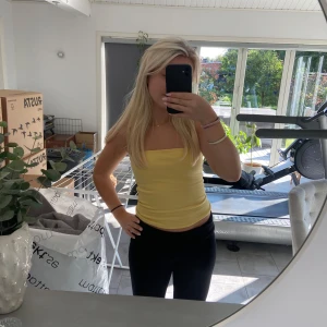 Gul bandeau topp - Jättefin topp som inte kommer till användning. Kan användas både i vardagen och i festtillfällen. 